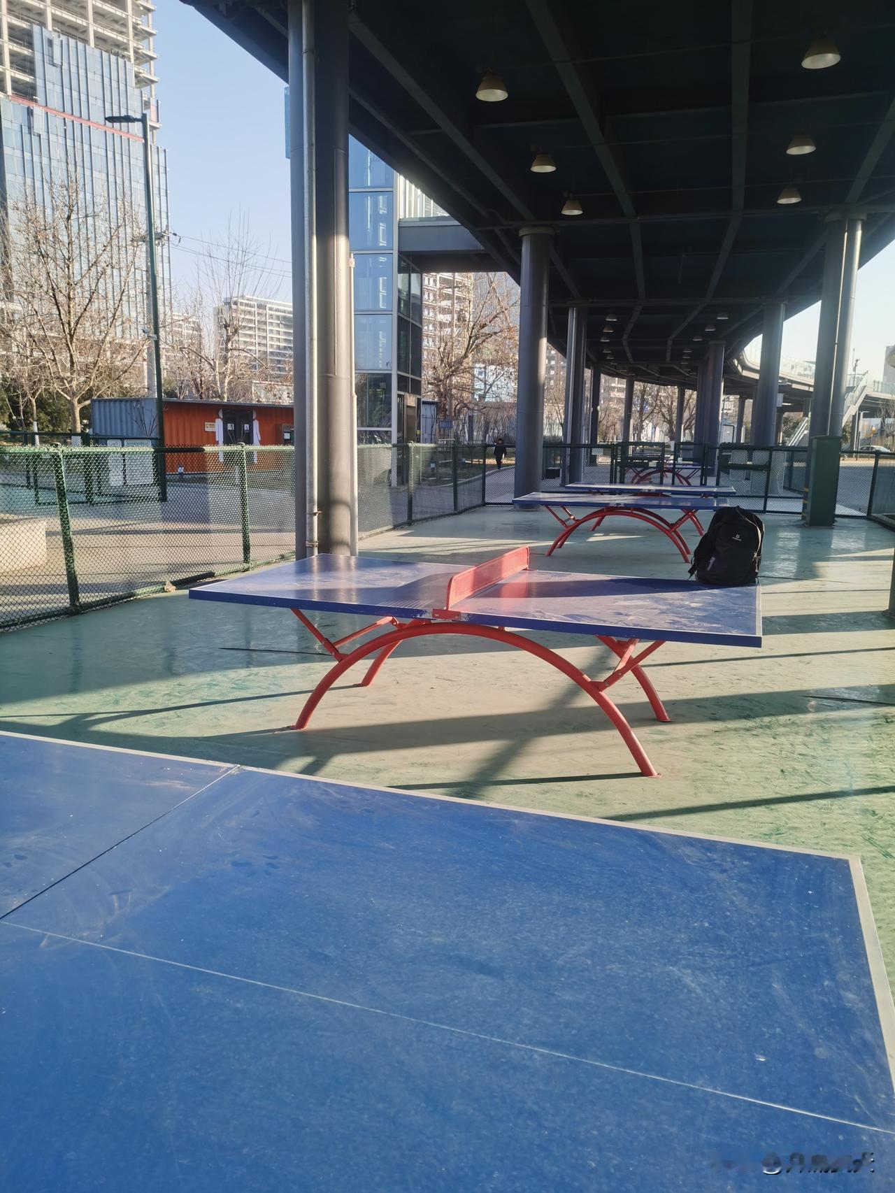 都九点了，公园球场一个人都没有。
没有风，很适合打球。
孩子们都放假了，
打球的