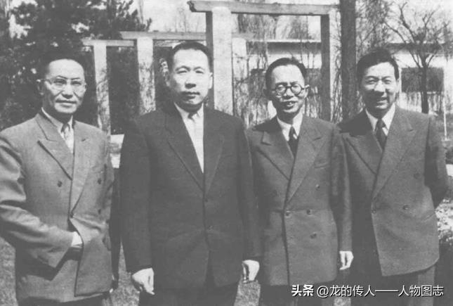 1955年中华人民共和国驻南斯拉夫首任大使伍修权(左二)与使馆政务参赞周秋野(左