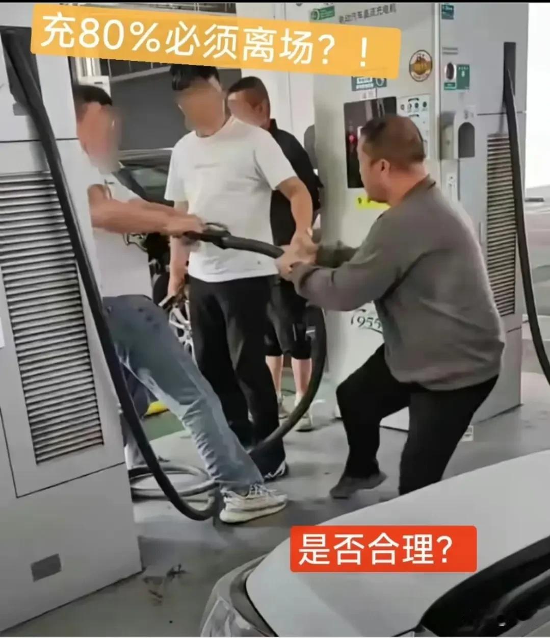 专家建议技术控制：高速充电桩升级充到80%强制断电！近期国庆假期，高速公路上的充