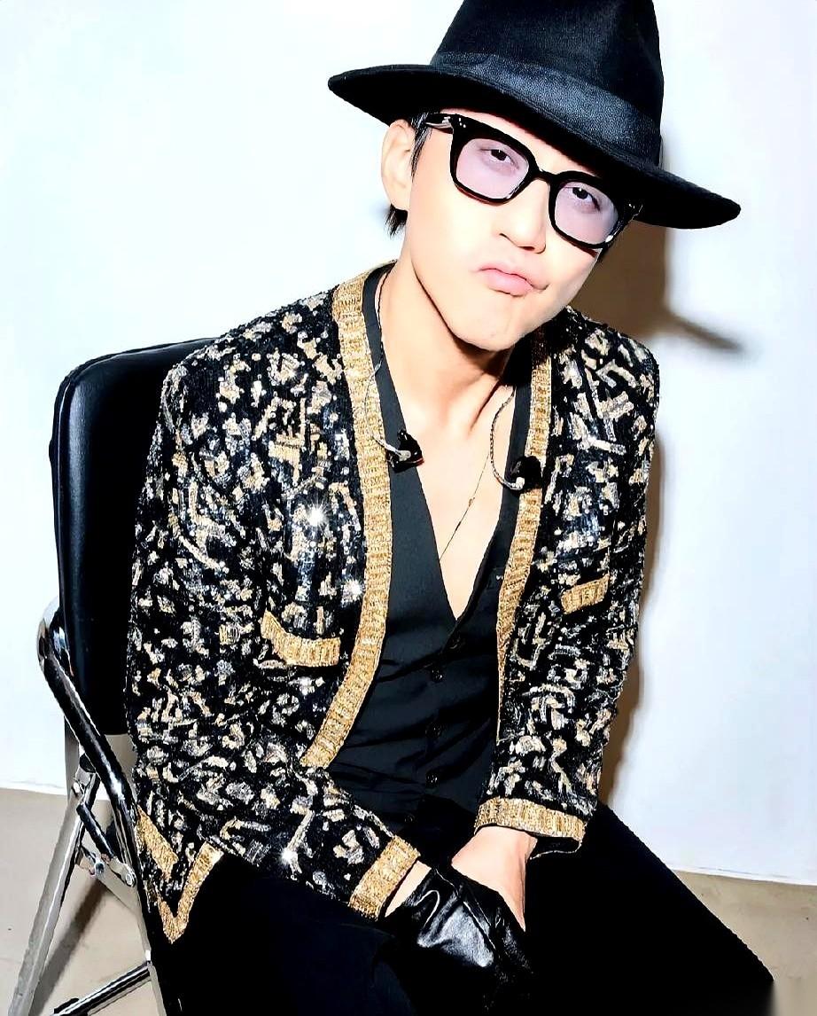 我算是看明白了，邓超这人，压根就没想当个“偶像”。
跨年舞台上，别人唱歌跳舞多少