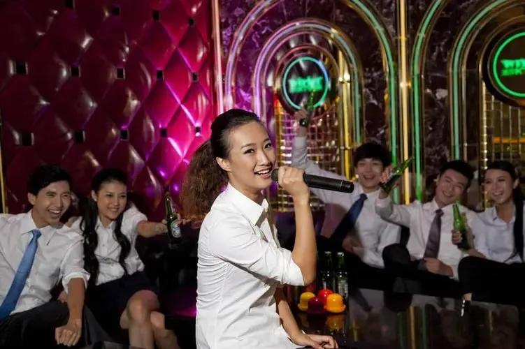 上联：茶品味，歌听韵，唤来开心一笑；
下联：？？？