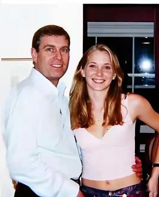 夜闯白金汉宫的“俄罗斯美女”：安德鲁王子新丑闻撕裂王室遮羞布  

深夜的温莎大