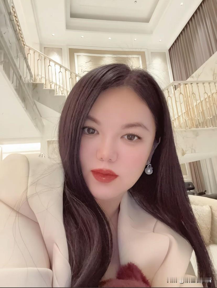 11月27日，李湘发文：养生中……，在北京别墅内拍照，别墅上下两层装修豪华。
