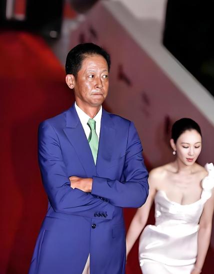 2000年，金鹰奖答谢典礼上，王志文和女记者发生争执，女记者怒吼：你别太狂，信不