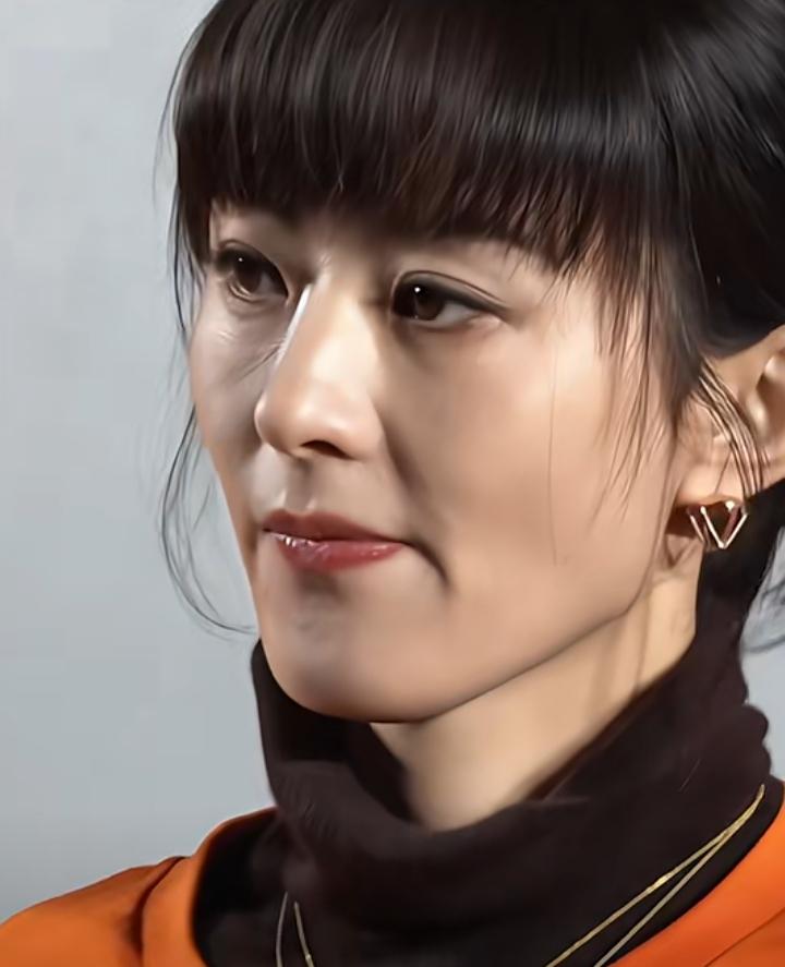 赵丽颖也老了，

面部状态跟杨幂差不了多少，

不到40却皱纹明显，

有钱女明