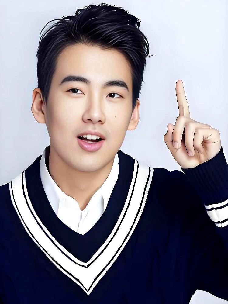 台上被郭德纲指着鼻子催婚，台下又被新娘手捧花“精准”砸中。
 
德云社封箱，老郭