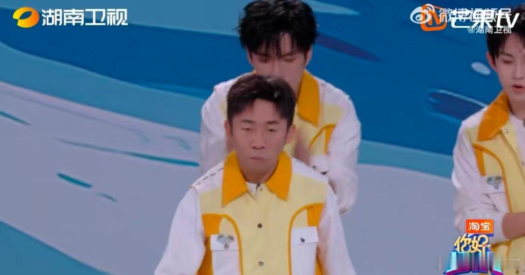 杨迪跳出了短道速滑的姿势你好星期六 滑雪环节笑点爆棚！杨迪挑战坡顶下滑，双手张开