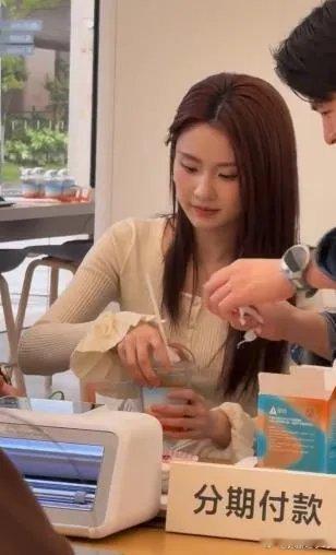 张慧雯闲暇外出逛街私服清爽出圈。一身简约穿搭干净又清新，温婉气质格外出众上身白色