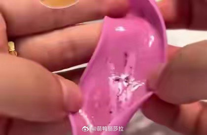 爱用吸管杯的人可能在喝细菌洗澡水日常生活工作中，很多人爱用“吸管杯”喝水，尤其是