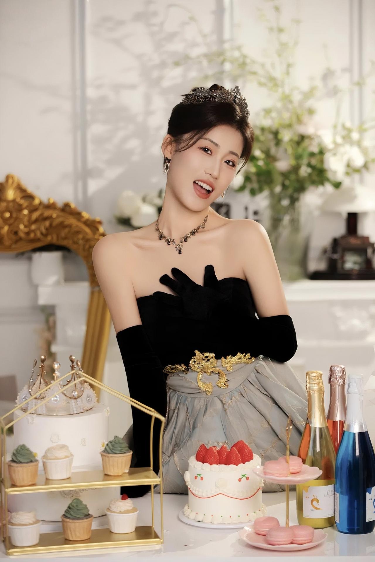 戴上皇冠的那一刻，感觉自己就是城堡里的公主👑
黑灰撞色的礼服太戳我了，丝绒抹胸