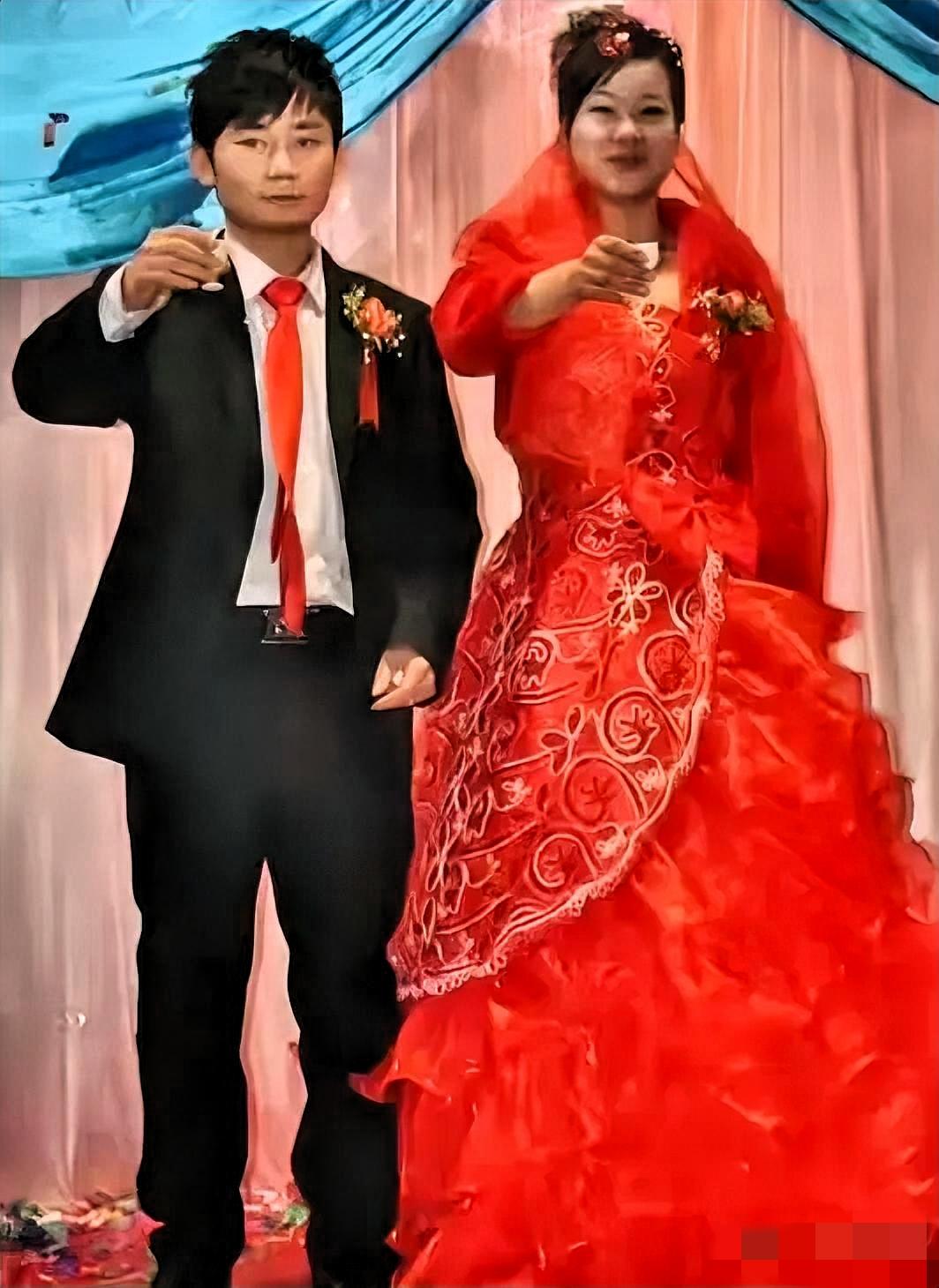 看到张雪结婚时的照片，当年就是个一脸青涩的愣头青，眼神里满是懵懂，完全看不出后来