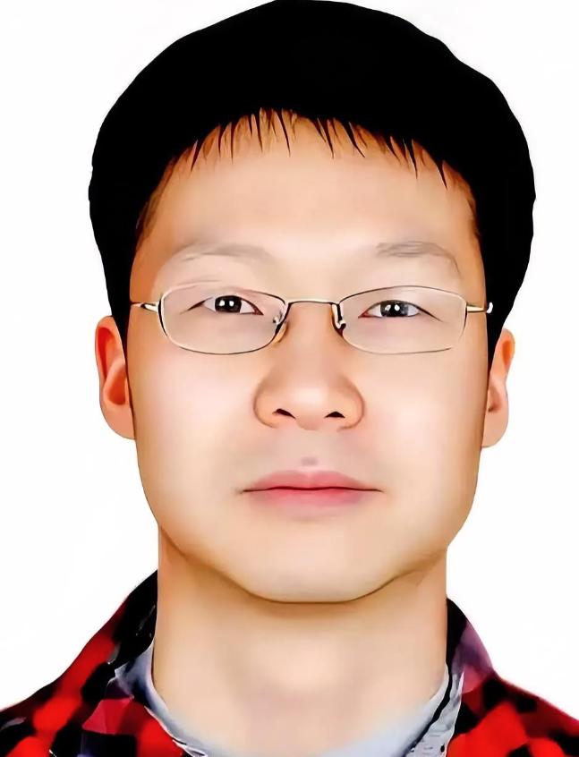 五十多岁的北大教授胡泳，被八十五岁重度失智的母亲拽进了屎尿屁的泥潭里，一困就是三