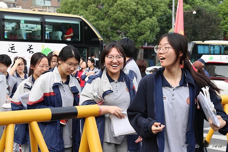 不过，我们也要明白，人生的精彩从来都不是只有“高考-大学”这一条路径。就算高考的