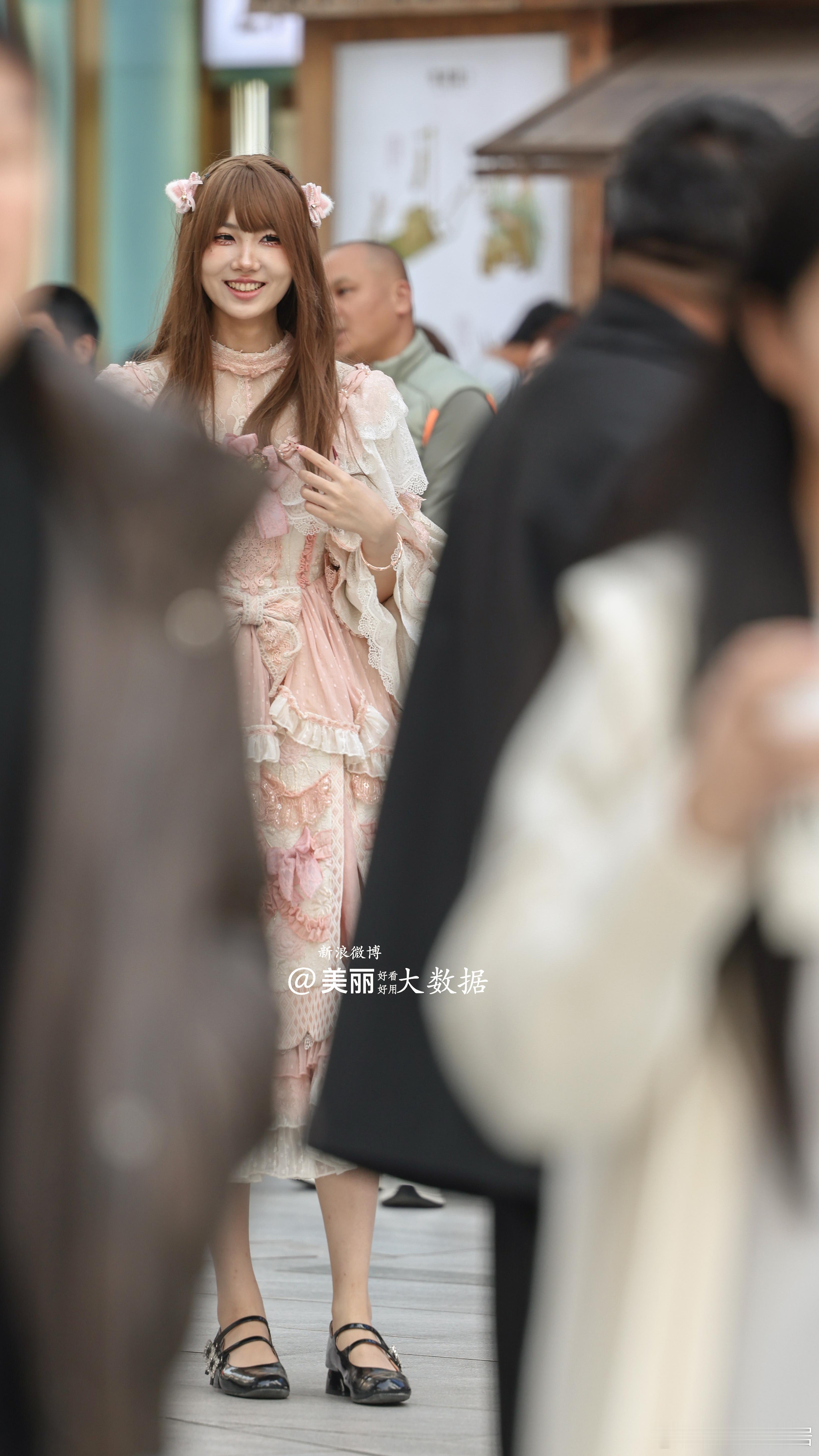 蛮有意思的画面，她在丛中笑。。。 