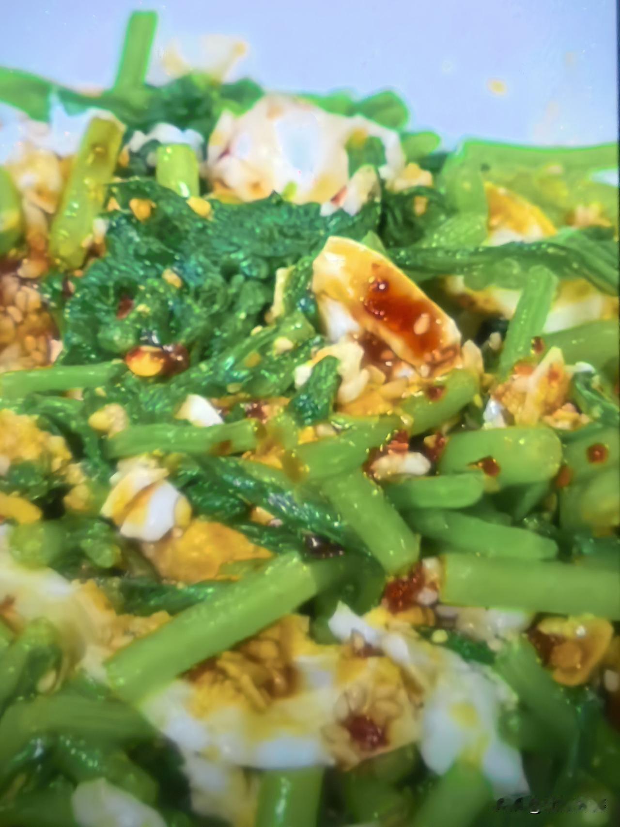 春天的茼蒿自带清爽的香气，又脆又嫩，低卡低脂营养餐
 茼蒿的膳食纤维很足，吃着清