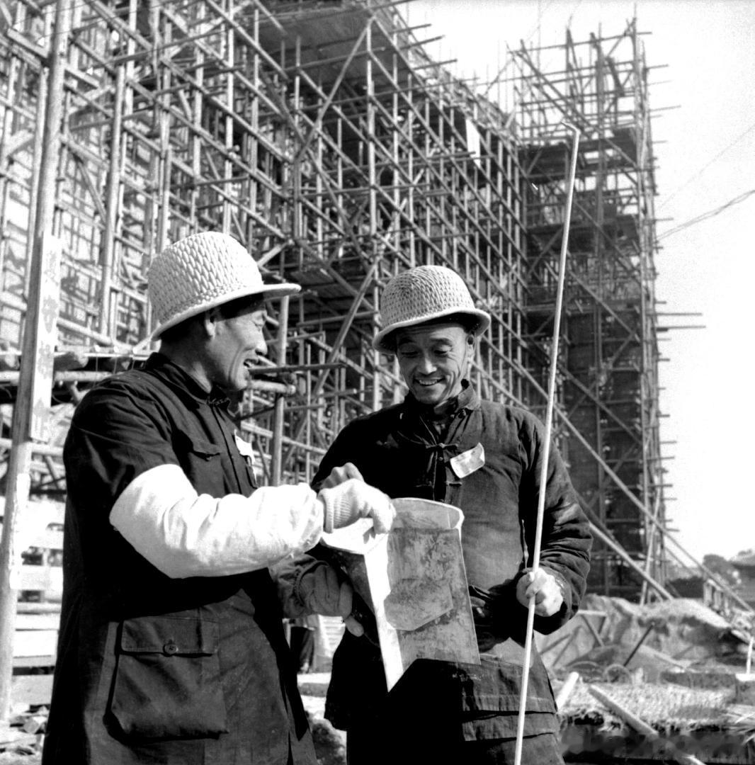 1954年，抹灰工人程永祥。摄影 茹遂初 