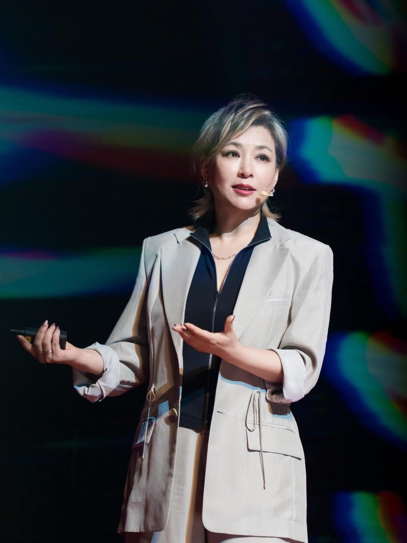 李静在做超级访问初期负债200万天哦！但李静一直是一个内核很强的人 