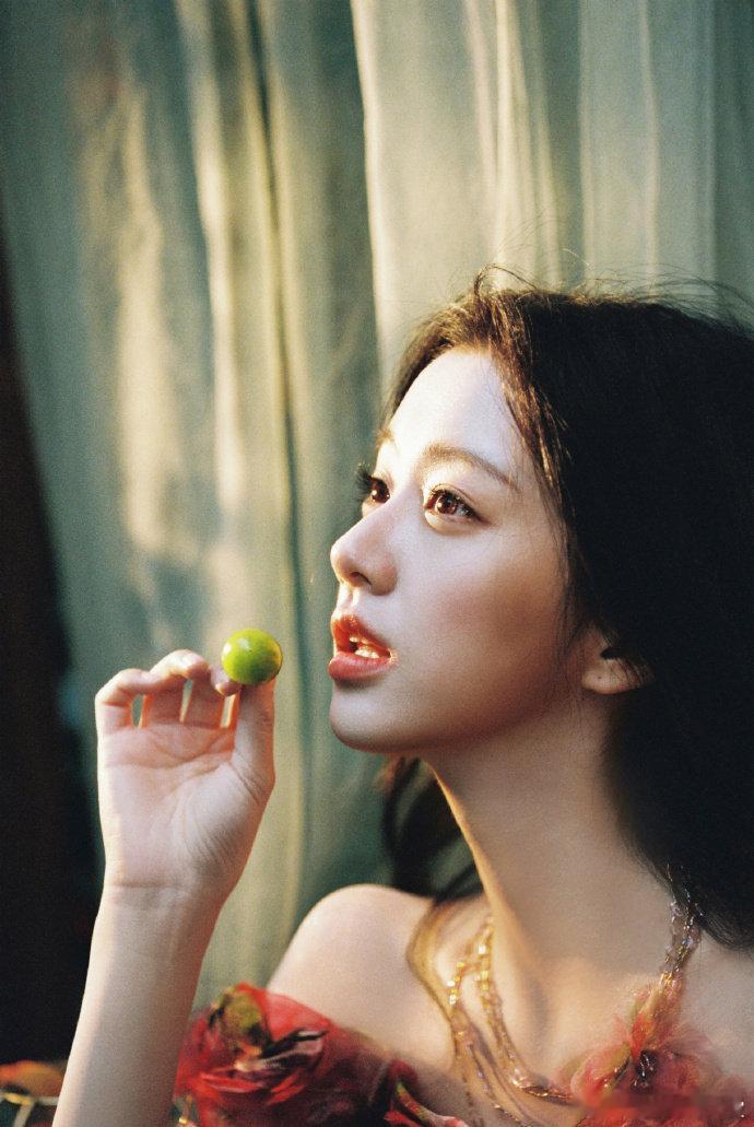 包上恩23岁生日发文包上恩生日晒照包上恩23岁生日发文晒照，她的红裙造型太吸睛了