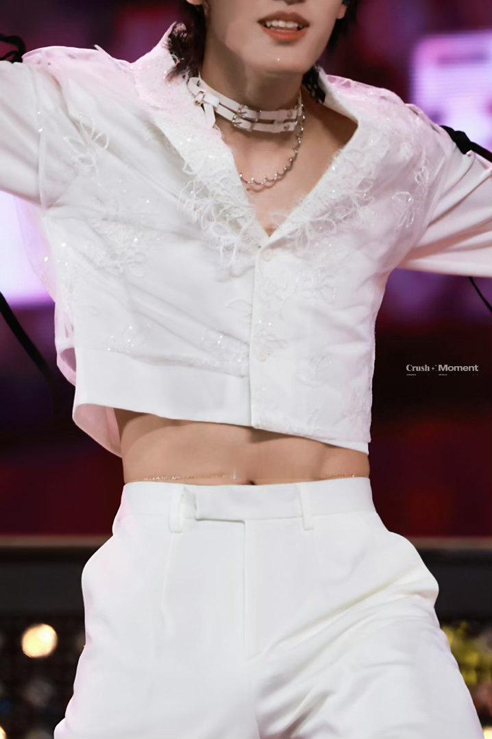 张泽禹腹肌腰链我一直盯着张泽禹的腰看 张泽禹戴腰链 （cr.logo） 