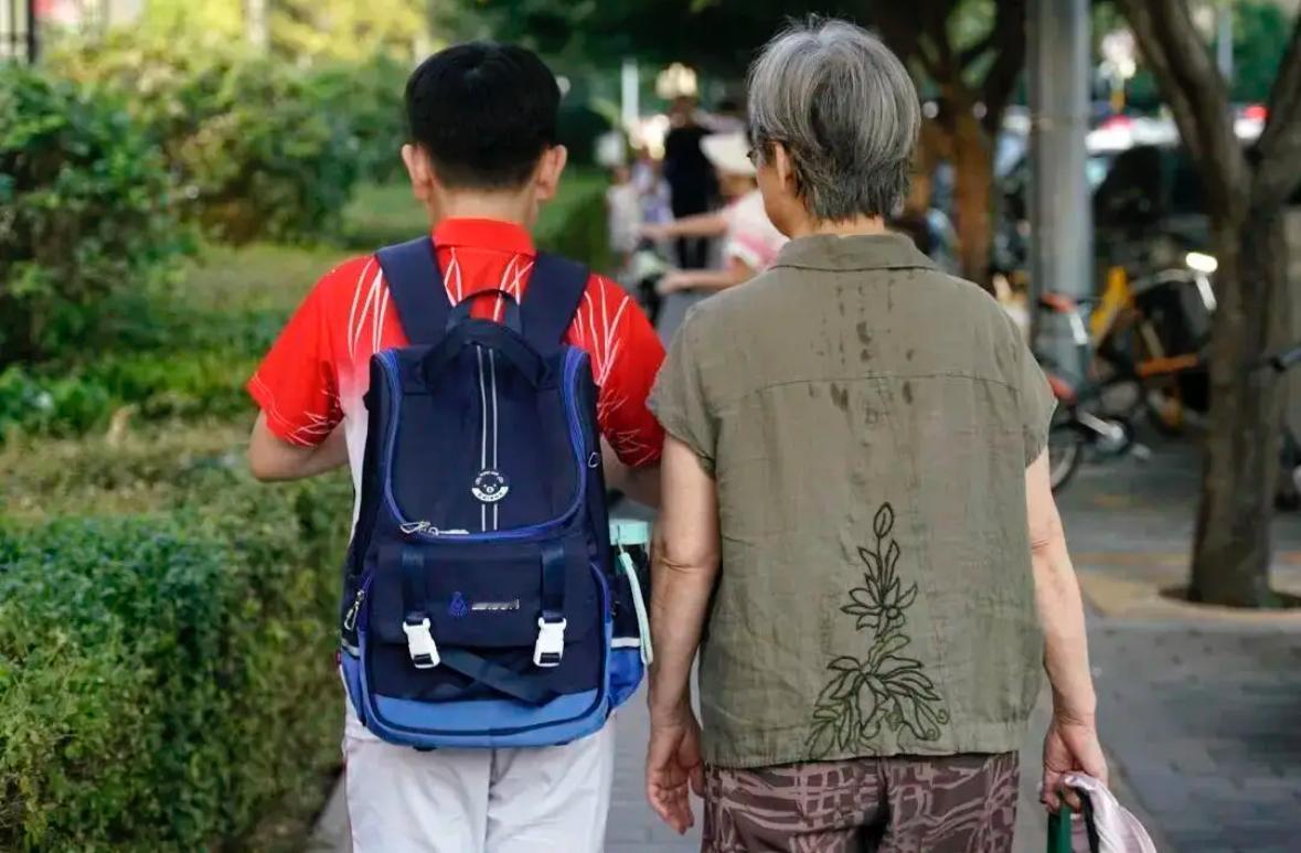你后悔过让老人帮你带孩子吗？

我孩子同学的奶奶说：3年级前，孩子都是我带，每次