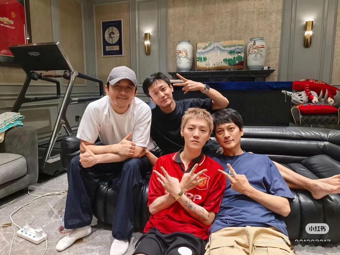 鹿晗家装修 潦草鹿晗曝北京豪宅照片，装修高档，跟两只猫一只狗过着孤独的日子 