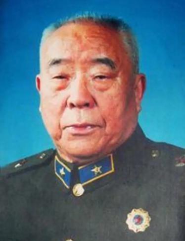 1950年，恩施军分区司令员乘车去剿匪，路上听说参谋打了一个电话，脸色一变，赶紧