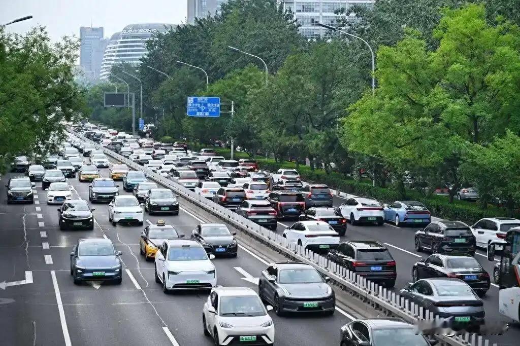 中国新能源汽车的国际竞争力已跻身世界前列。2026年上半年，"新三样"出口超80
