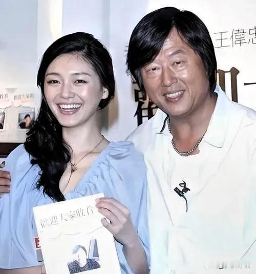 王伟忠被指弃恩师职责大曲线离世后孩子财产遭争夺家人未出席葬礼
前段时间看到新闻说