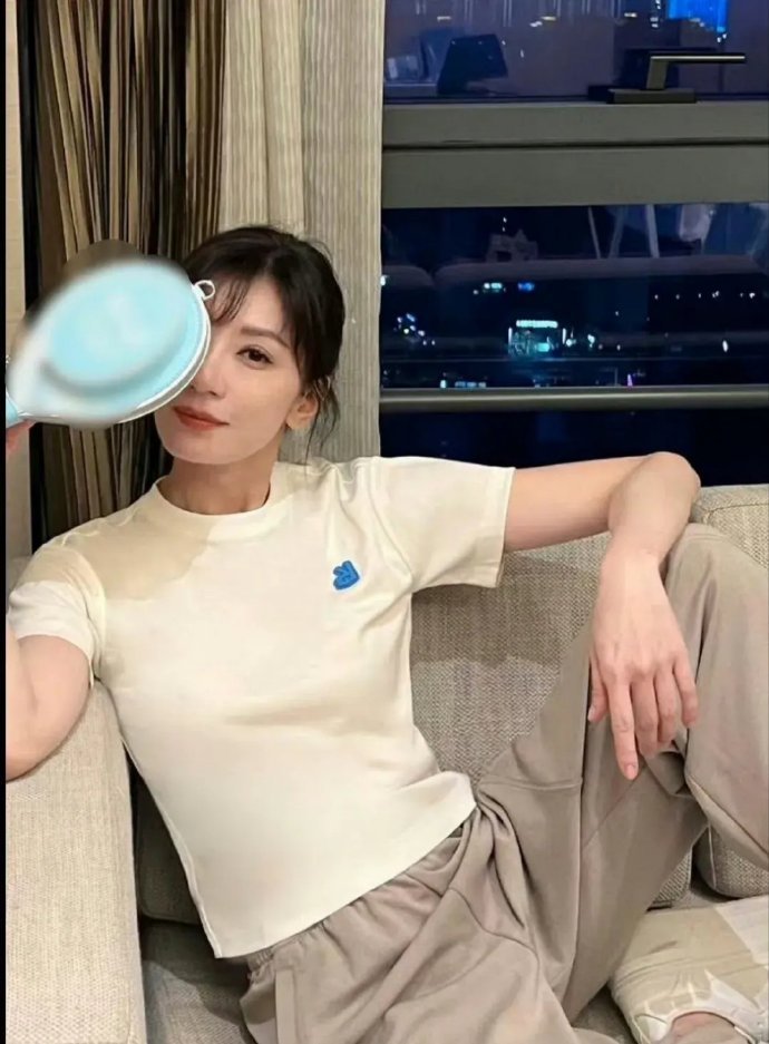 贾静雯嘟嘴自拍照她的脸和实际年龄也太不符合了，还生过三个女儿，状态却一点也不垮 