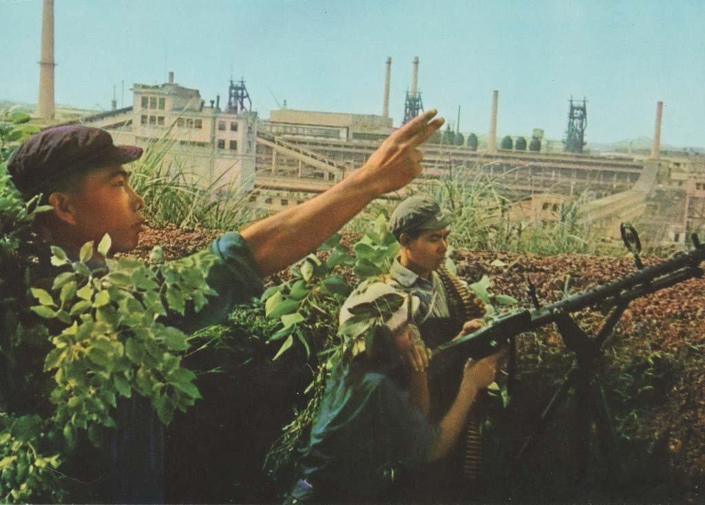 太原钢铁公司越南民兵使用MG-34机枪保卫祖国天空，二十世纪六十年代这张照片的标