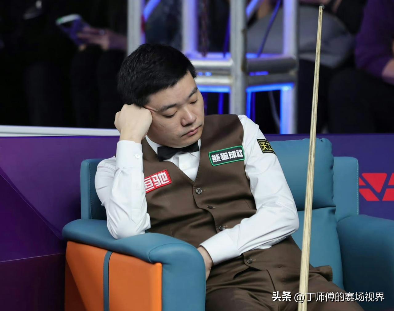 丁俊晖本赛季直通克鲁斯堡的概率已经和中双色球差不多了！
如果利索夫斯基击败霍金斯