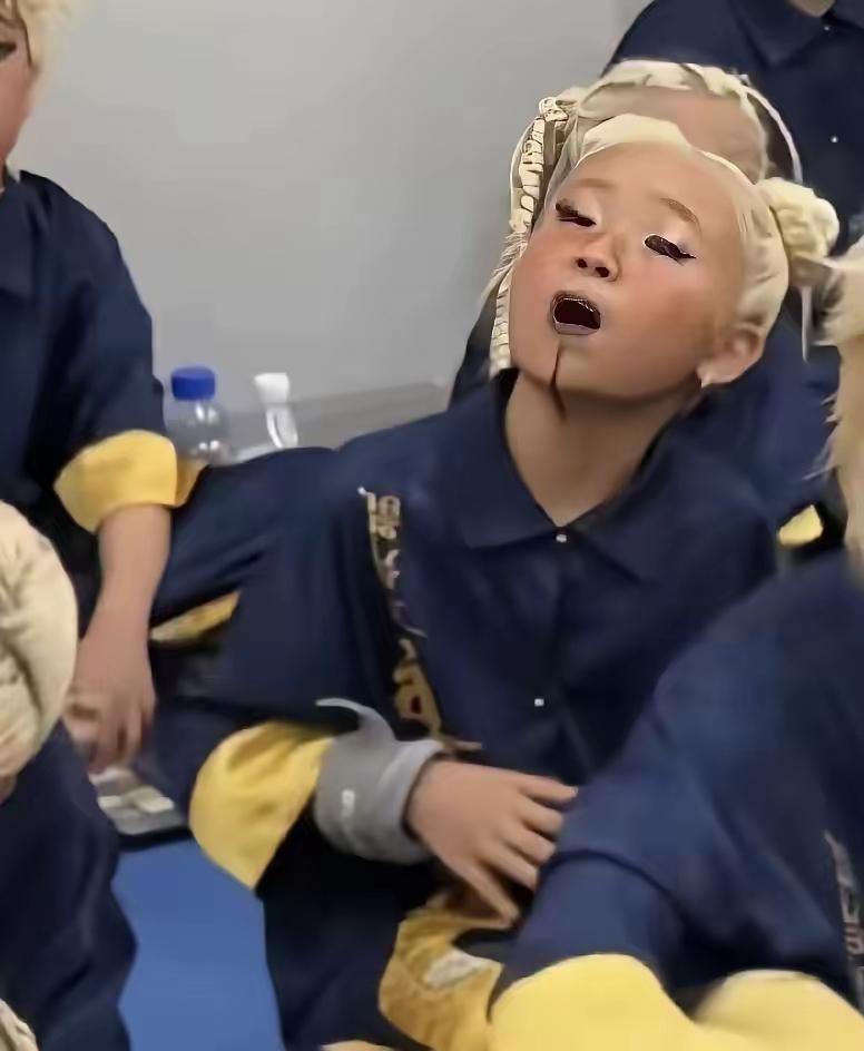 上海少儿舞蹈赛事怪异的舞台妆造引发全网热议，小朋友满头白发、搭配暗黑系的妆容，视