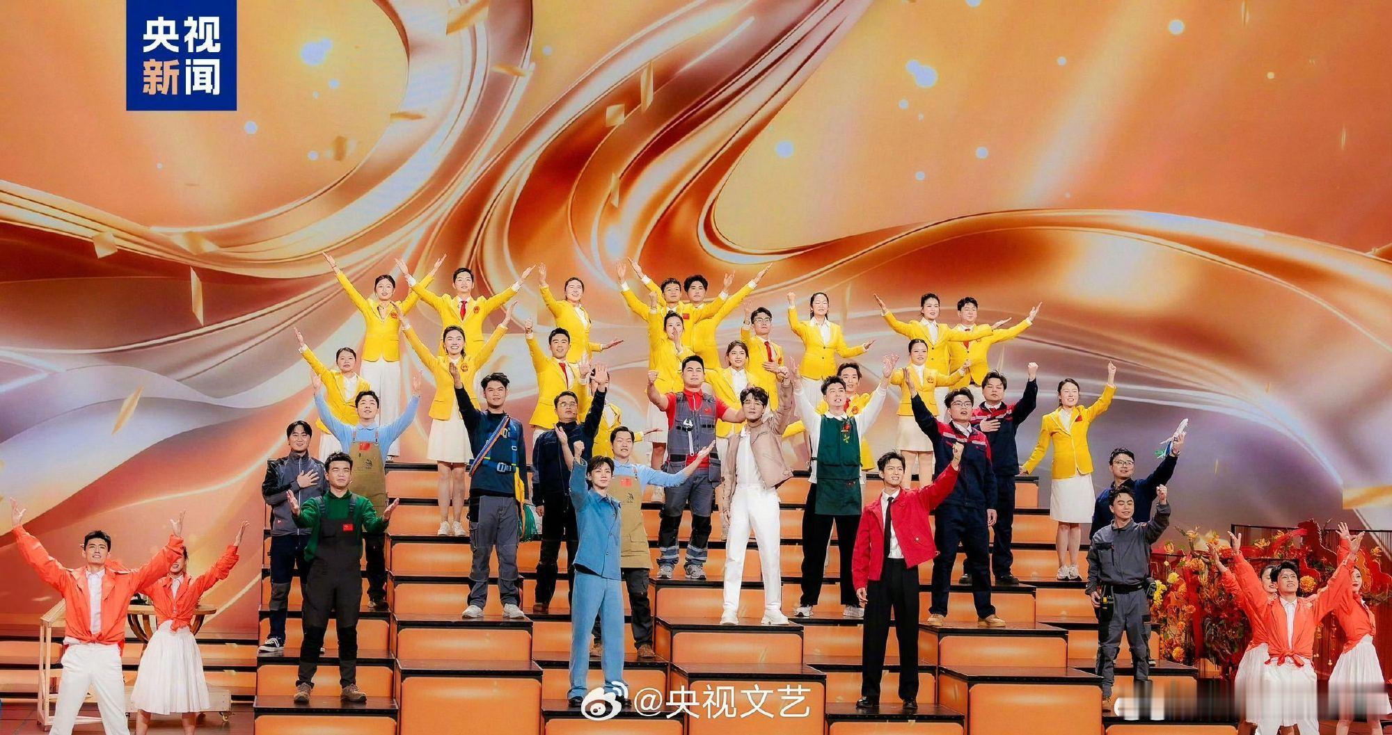 王铮亮五登央视春晚 五登春晚的含金量谁懂啊，亮哥用声音陪伴了多少个除夕夜，今年还