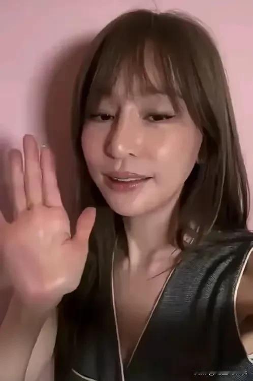 也许这才是王心凌真实的颜值，
并没有电视上那样完美的少女感，
这似乎还是在美颜状