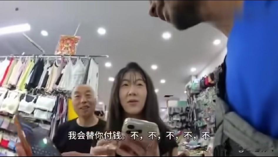 那个印度穷游博主，这回又跑到内蒙古来了！
运气挺好，碰到了一位美女，给她买外套。