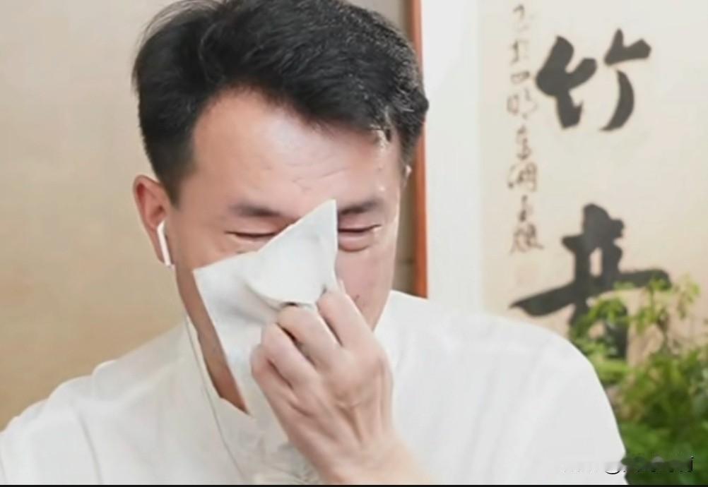 出大事了，二饼老同学王坤祥从无锡回来后宣布永久退出直播，老七和七嫂泪洒直播间，尽