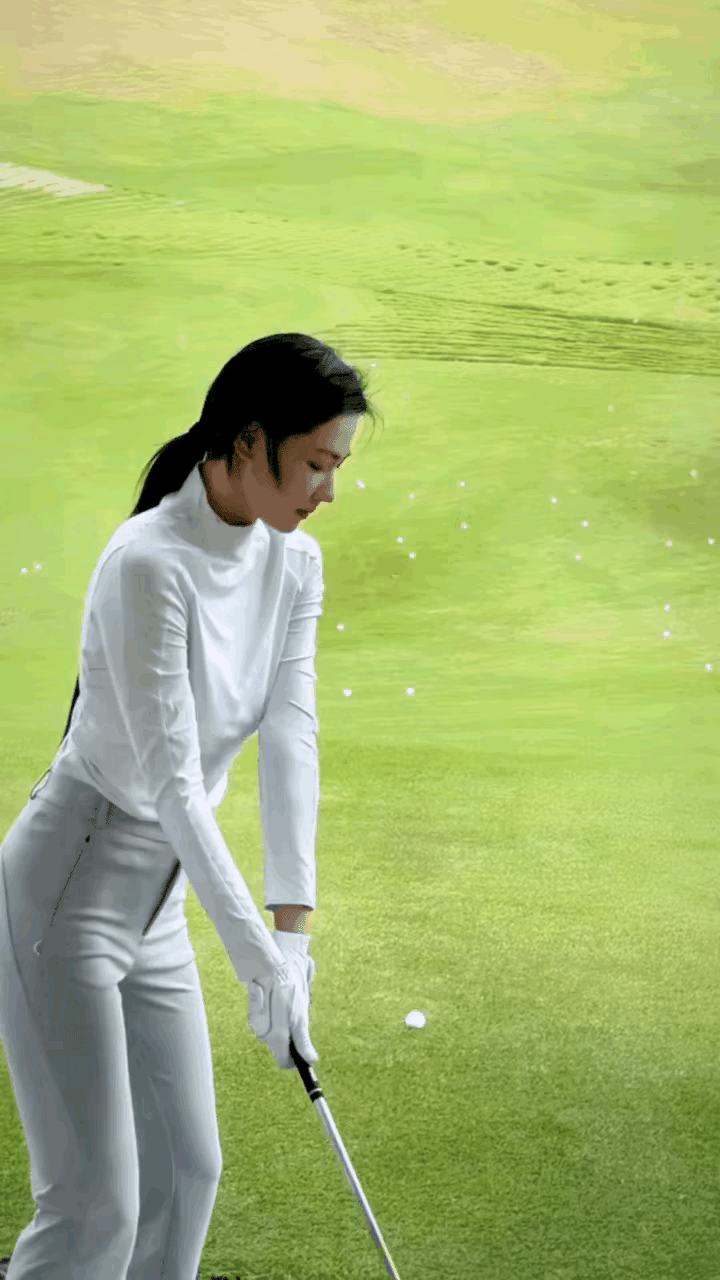 人不仅漂亮，球技也不错。又飒又美的女人 颜值高女运动员 颜值真强大 球场上也是很