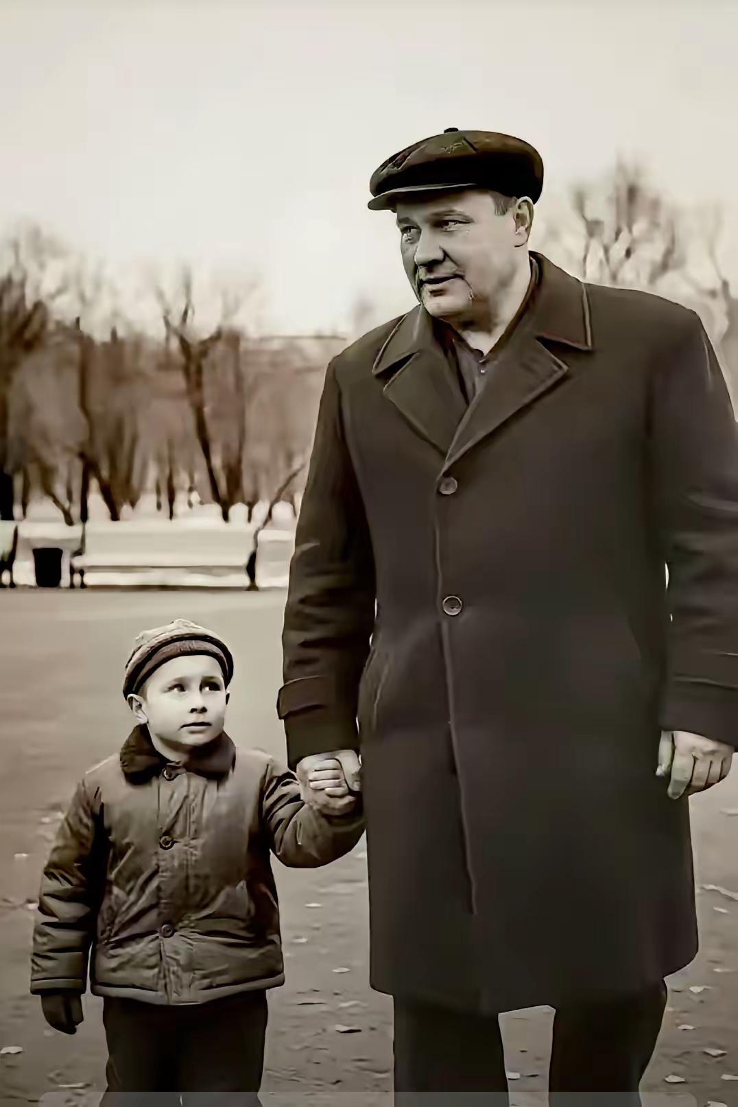 这个小家伙是谁？
    俗话说，三岁看大，七岁看老。图片里这个小家伙当时也就是