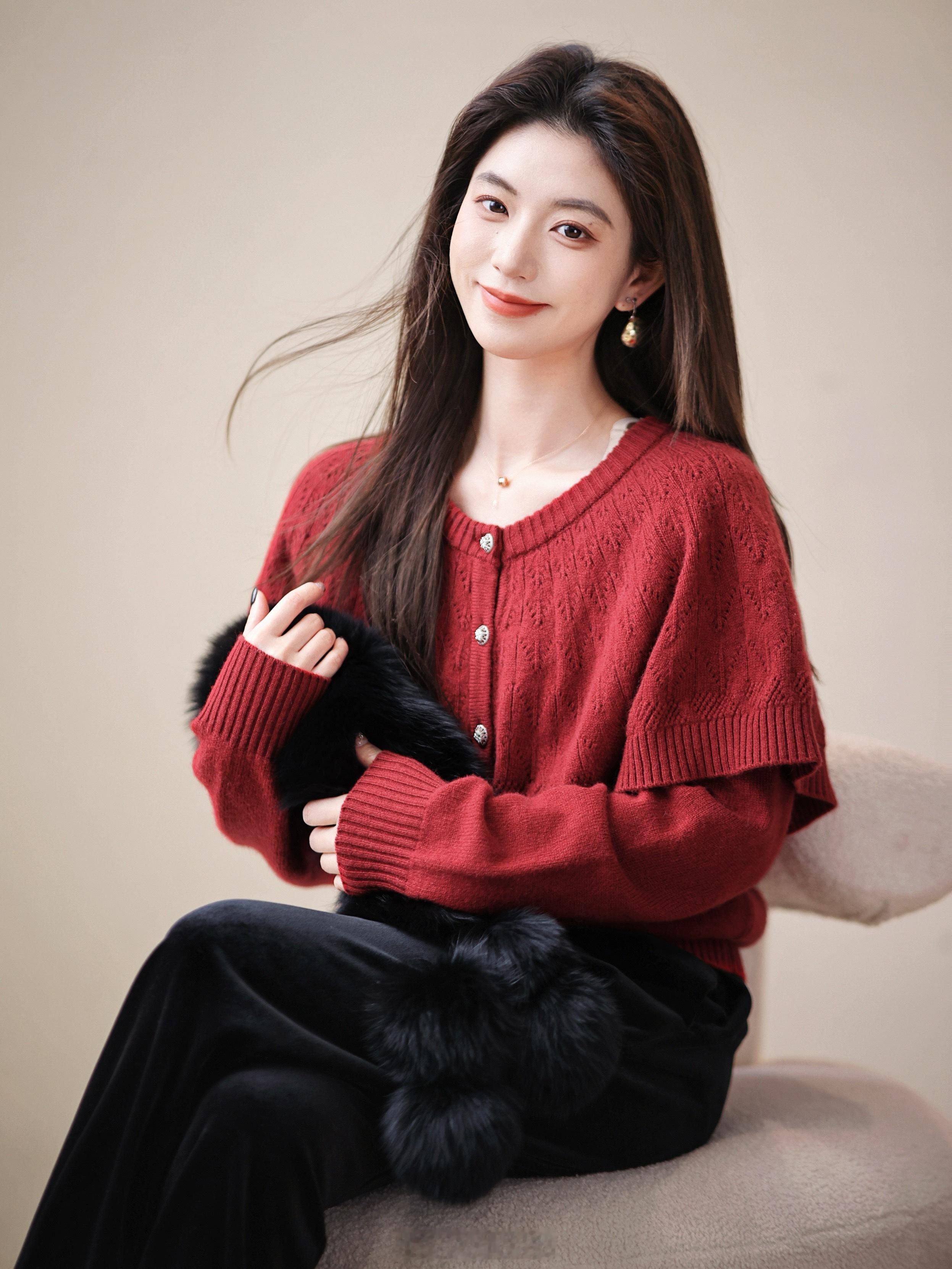 2025最后一个周末 来点氛围感红？软软糯糯的手感 这精致钩花/小披肩式版型加持