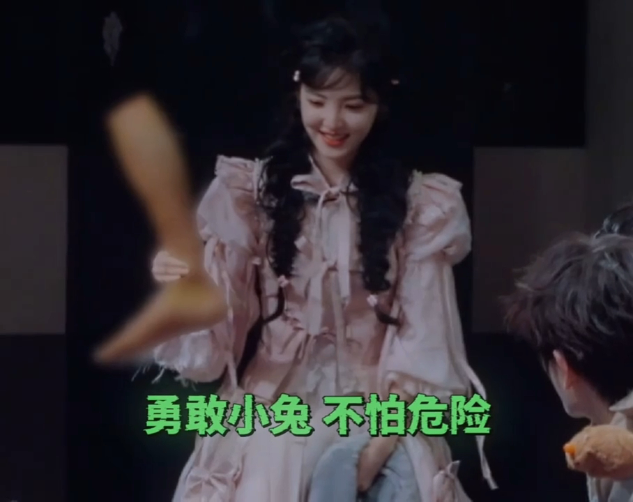 刘宇宁问章若楠是小白兔吗章若楠拿道具震惊刘宇宁丁程鑫兔系外表只是伪装！章若楠妥妥