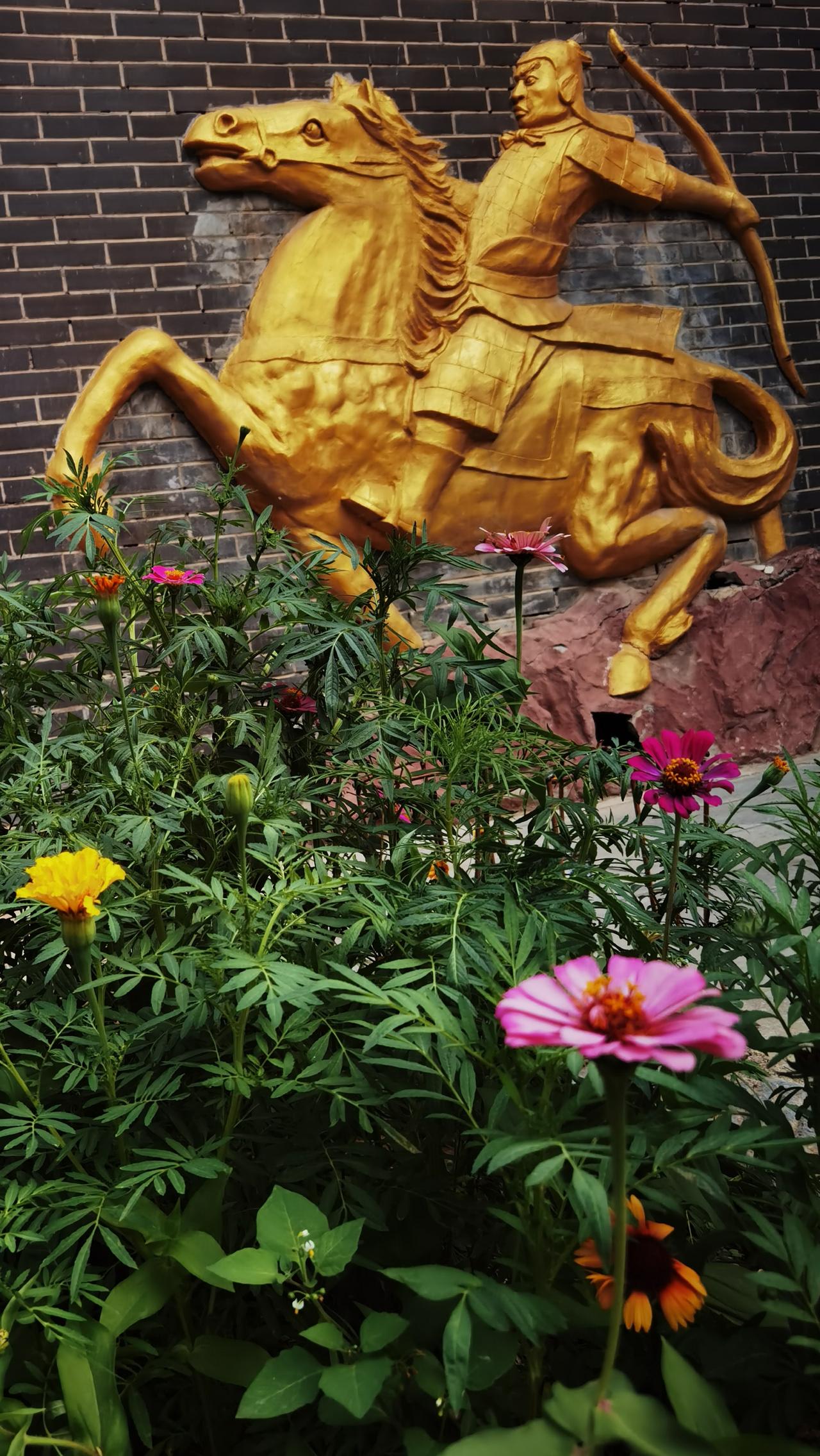 赤马飞奔来
几朵花迎接
赤马花朵凑
凑成热闹图