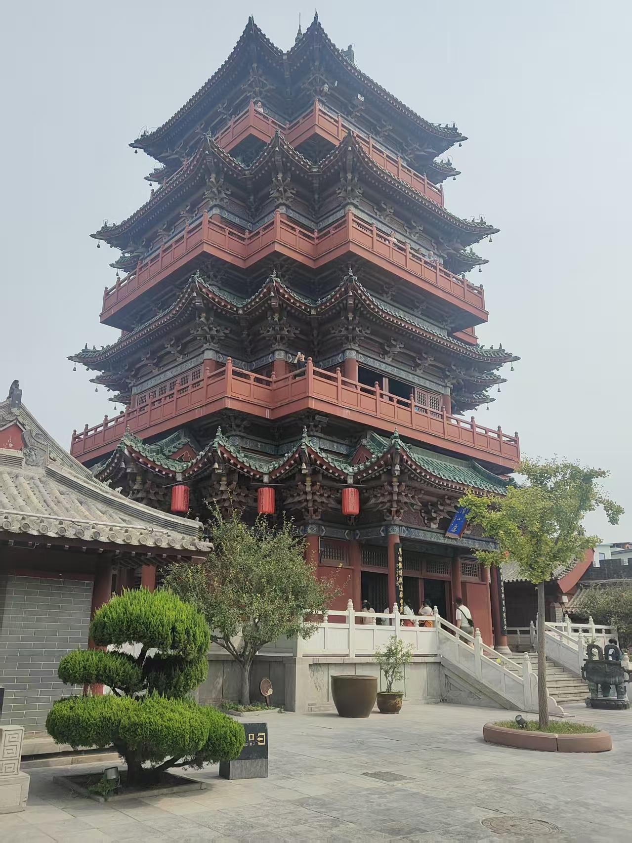 清心楼：开封府里，一座承载清官理想的宋式楼阁
 
这栋楼阁是清心楼，坐落于河南开