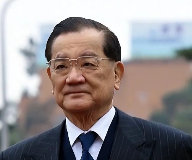 连战大概怎么也不会料到，自己耗费心血倾力扶持的爱子，打拼浮沉大半辈子，到头来反倒