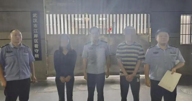 “贪心的代价！”湖北武汉，一对情侣捡到了一部手机，两人意外的试出手机密码，还发现