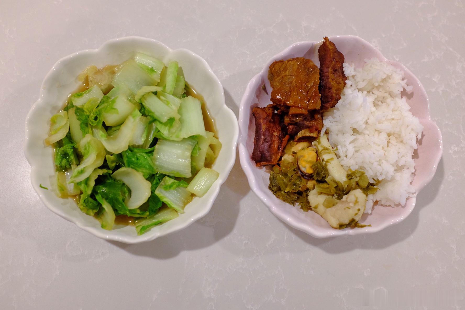 晚餐没有特别做，老妈烧了红烧排骨拿了几块，雪菜炒海鲜一勺。这米饭巨难吃，就是马来