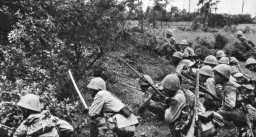 1940年，日军2000兵力趁着过新年，在武家湾包围了2团，团长却下令不准开枪，