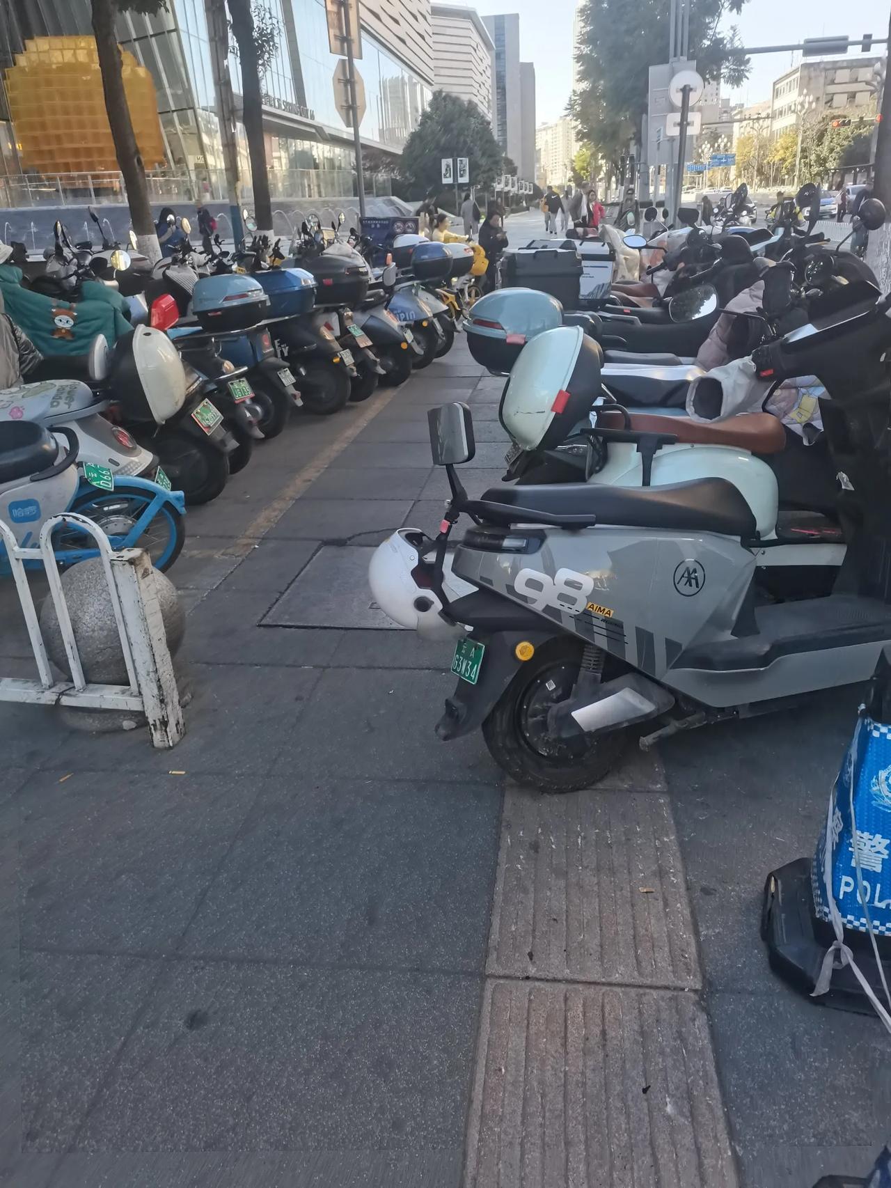 在一个八百多万人口的南亚东南亚交通杻纽桥头堡的省会城市，市里面的人行道好多还没有