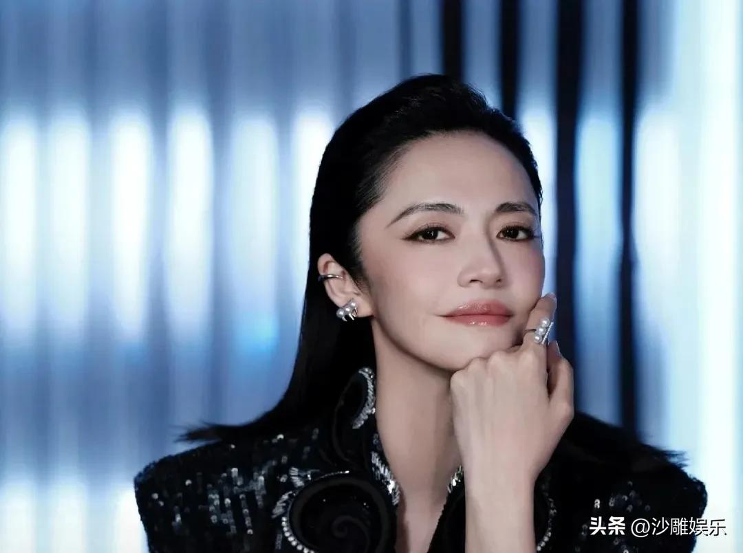 姚晨，最新高调亮相！

3月22日，姚晨突然冲上热搜高位，距离她和曹郁官宣离婚才