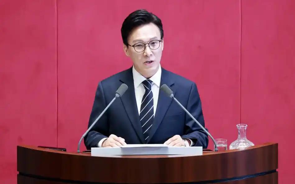 韩国执政党共同民主党党首、前国务总理金民锡9月7日在国会发表演讲时直言：“只看美