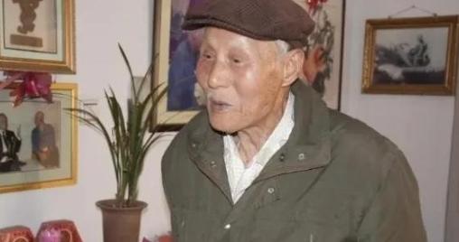 1983年，63岁老人正给领导倒水，领导低头一看，这老人竟穿着空军专用的拉练裤，